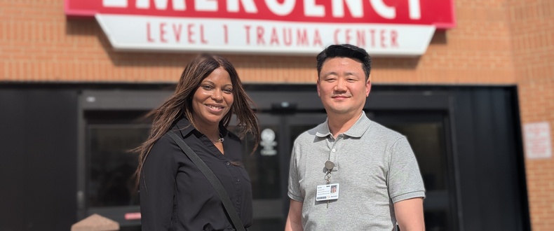 鶹Ƶ behavioral health navigators stand outside the emergency department.jpg