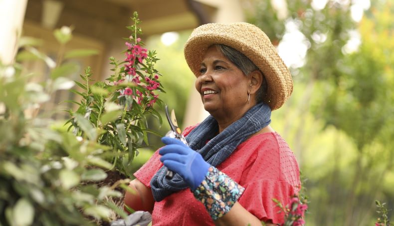 Woman_gardening.jpg