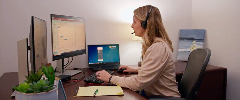 Nurse Advice Line registered nurse at computer